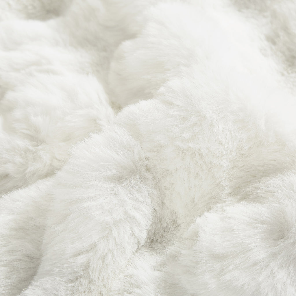 4PCS Luxury Faux Fur Comforter with high en quality Velvet backing .multiple pieces. Including 1 luxury comforter, 2 faux fur pillow cases . and one high quality deco cushion