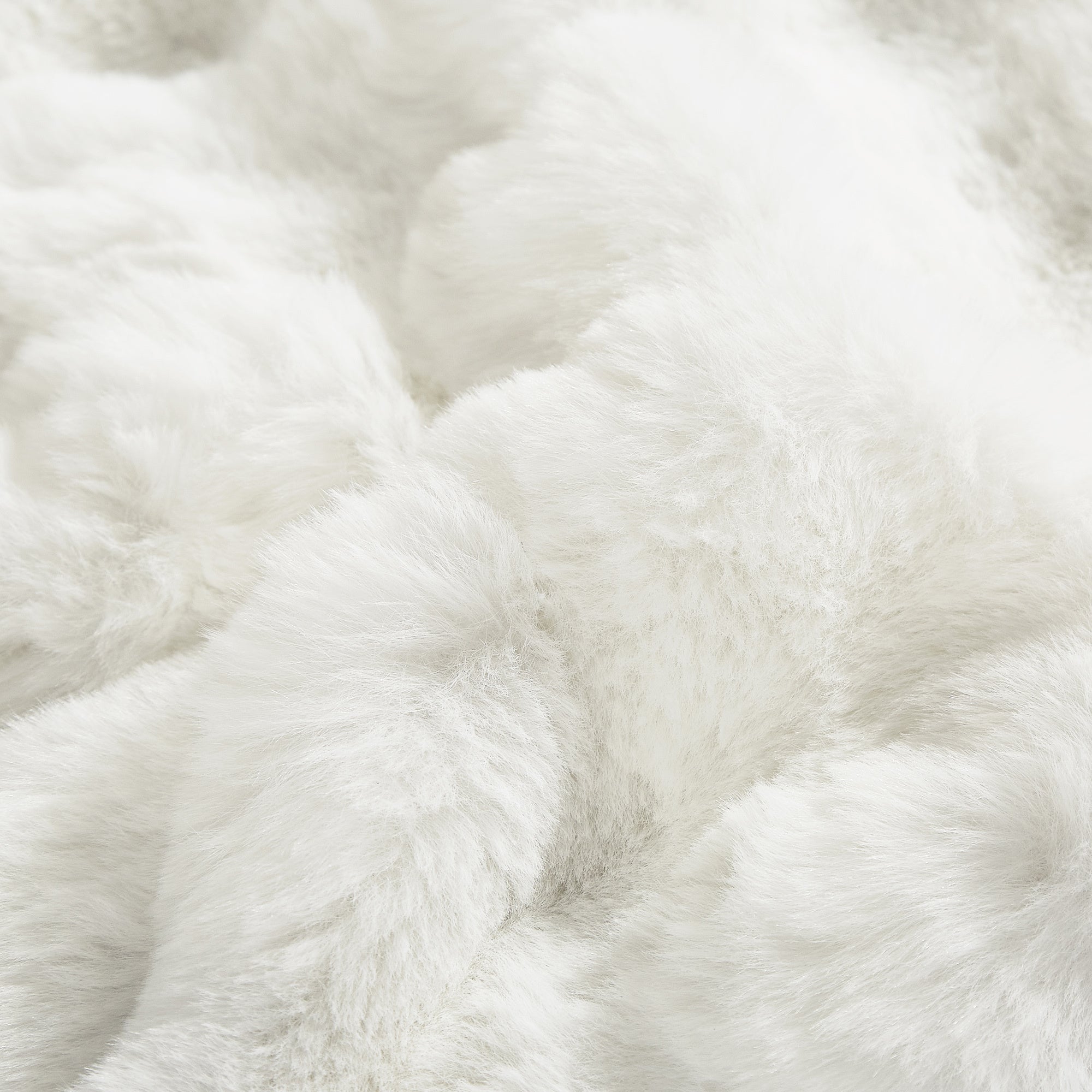 4PCS Luxury Faux Fur Comforter with high en quality Velvet backing .multiple pieces. Including 1 luxury comforter, 2 faux fur pillow cases . and one high quality deco cushion