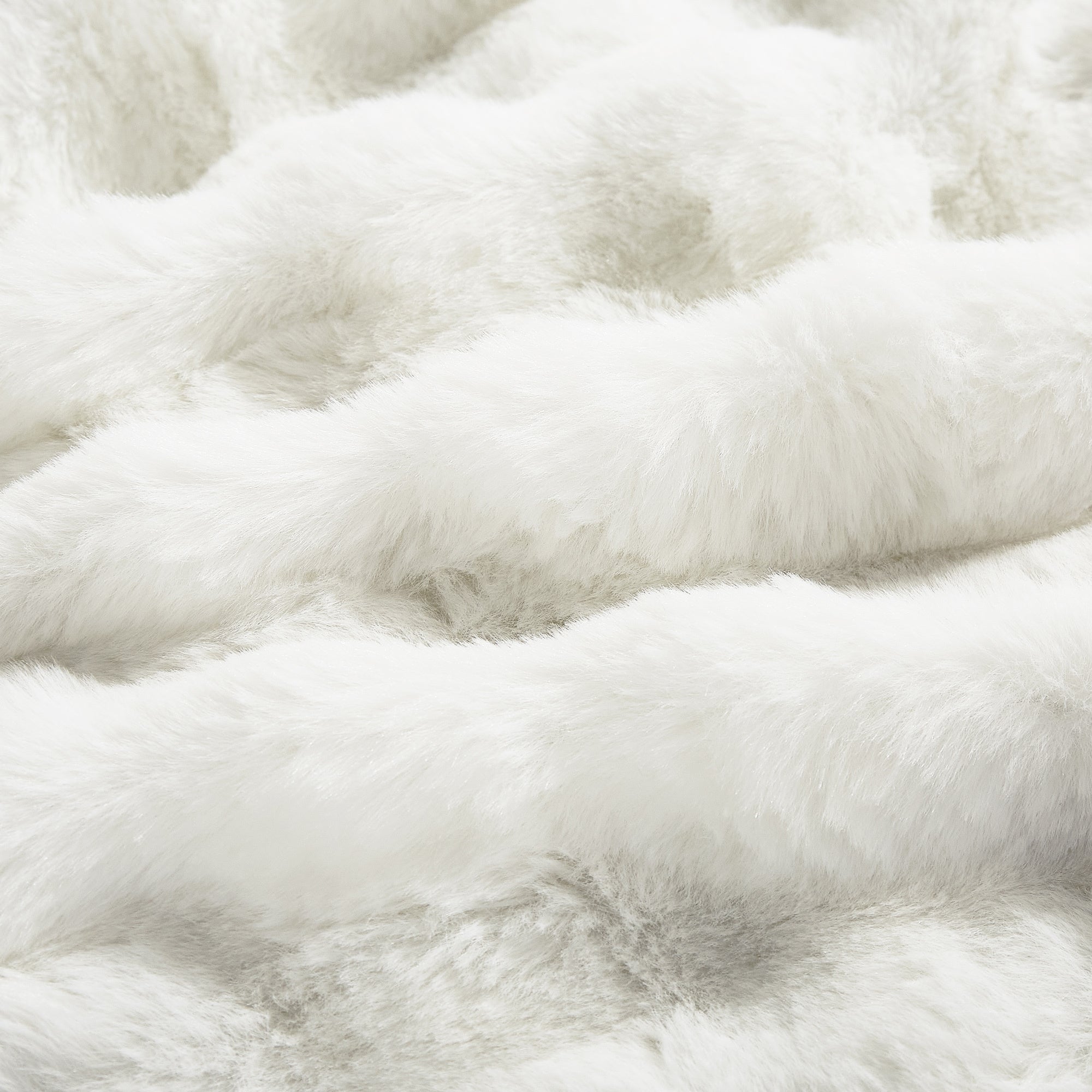 4PCS Luxury Faux Fur Comforter with high en quality Velvet backing .multiple pieces. Including 1 luxury comforter, 2 faux fur pillow cases . and one high quality deco cushion