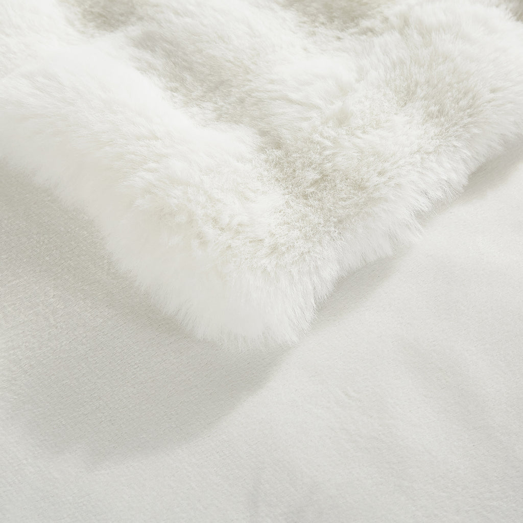 4PCS Luxury Faux Fur Comforter with high en quality Velvet backing .multiple pieces. Including 1 luxury comforter, 2 faux fur pillow cases . and one high quality deco cushion